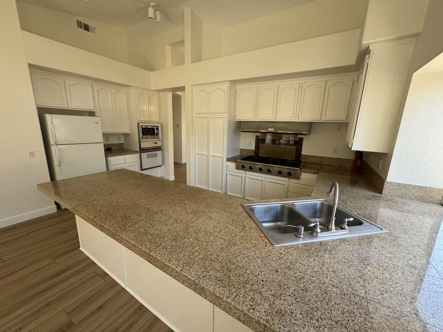 3 bed 2 bath Single story house in South Corona for lease property image