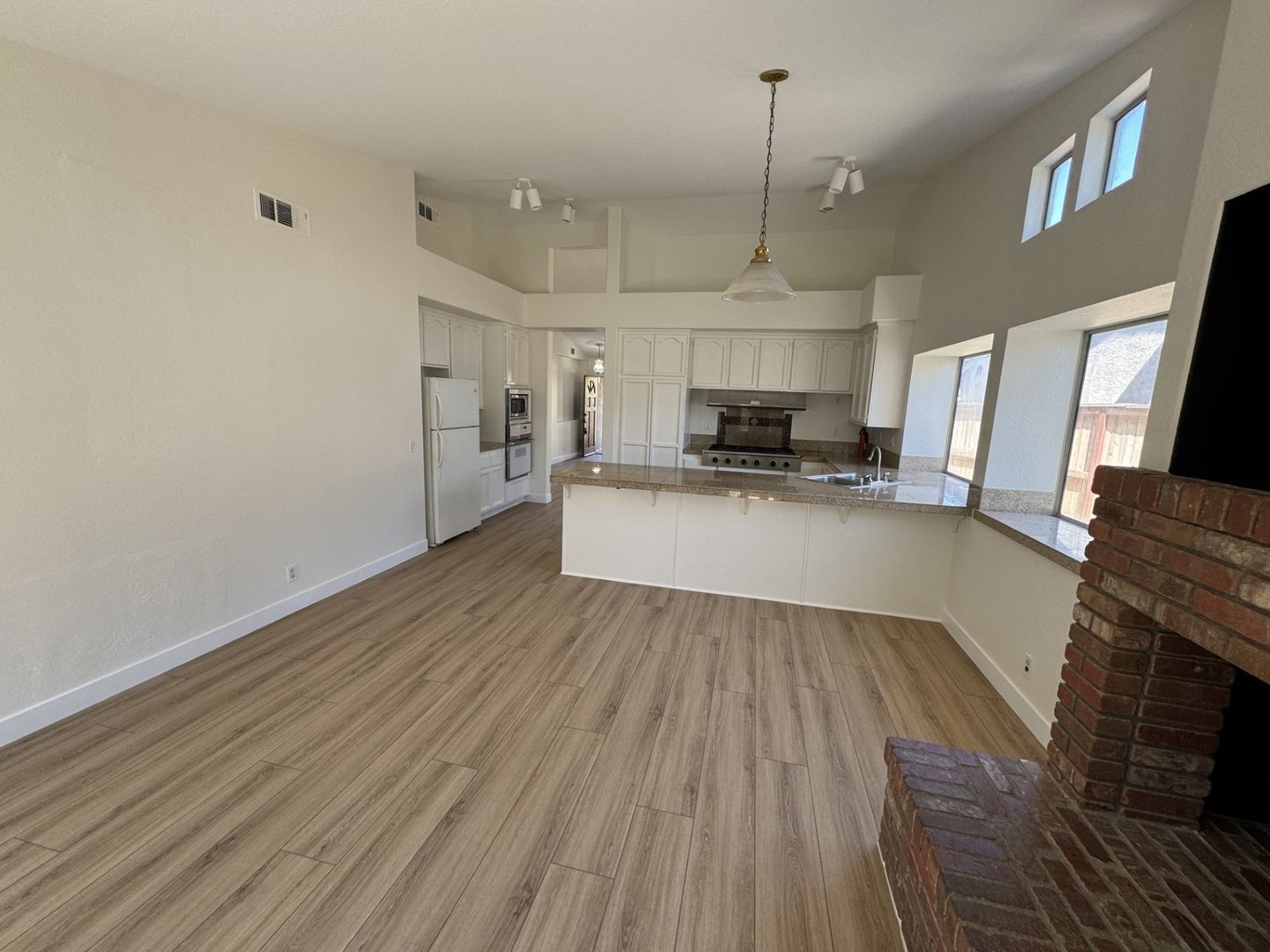 3 bed 2 bath Single story house in South Corona for lease property image