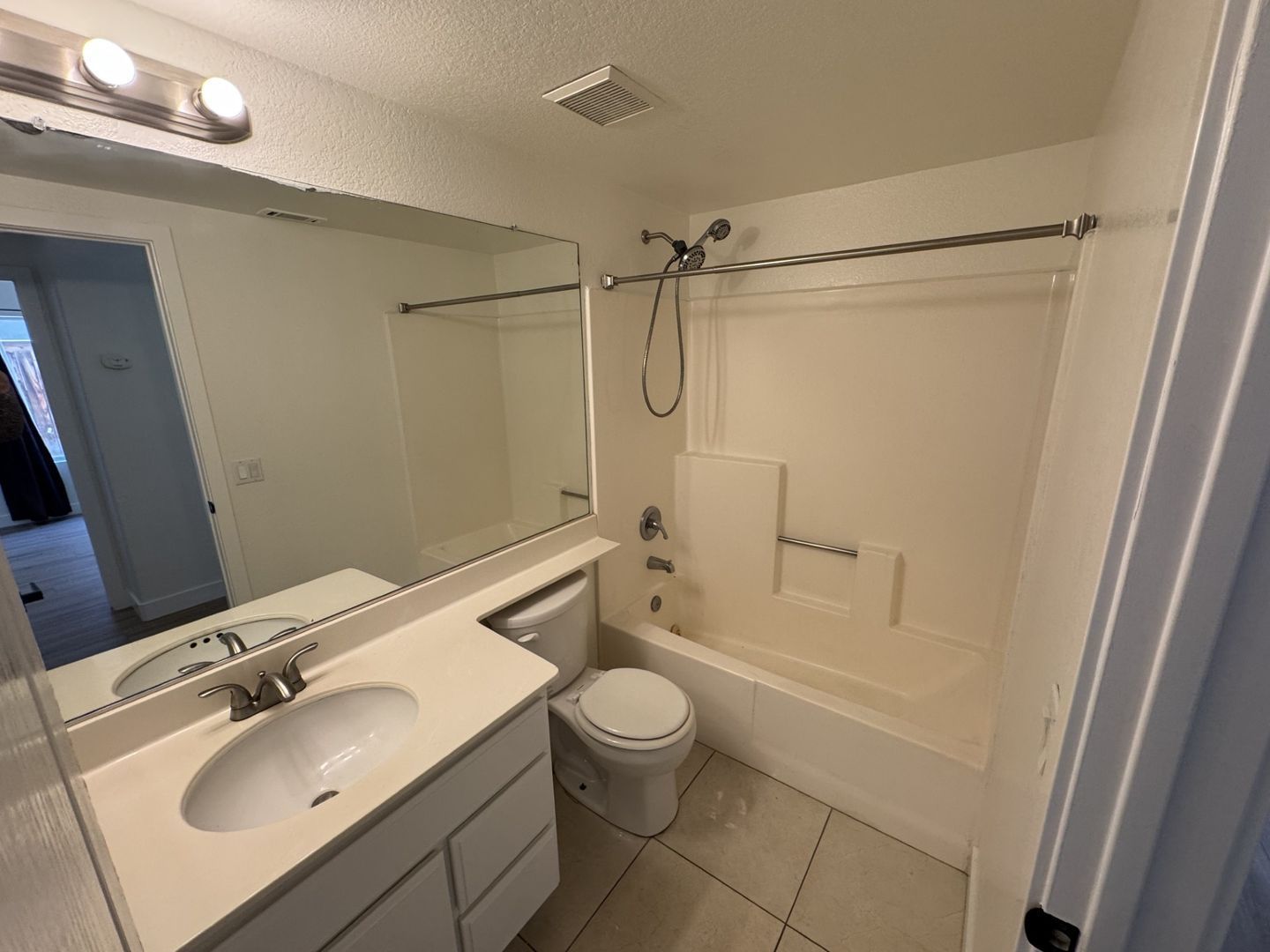 3 bed 2 bath Single story house in South Corona for lease property image