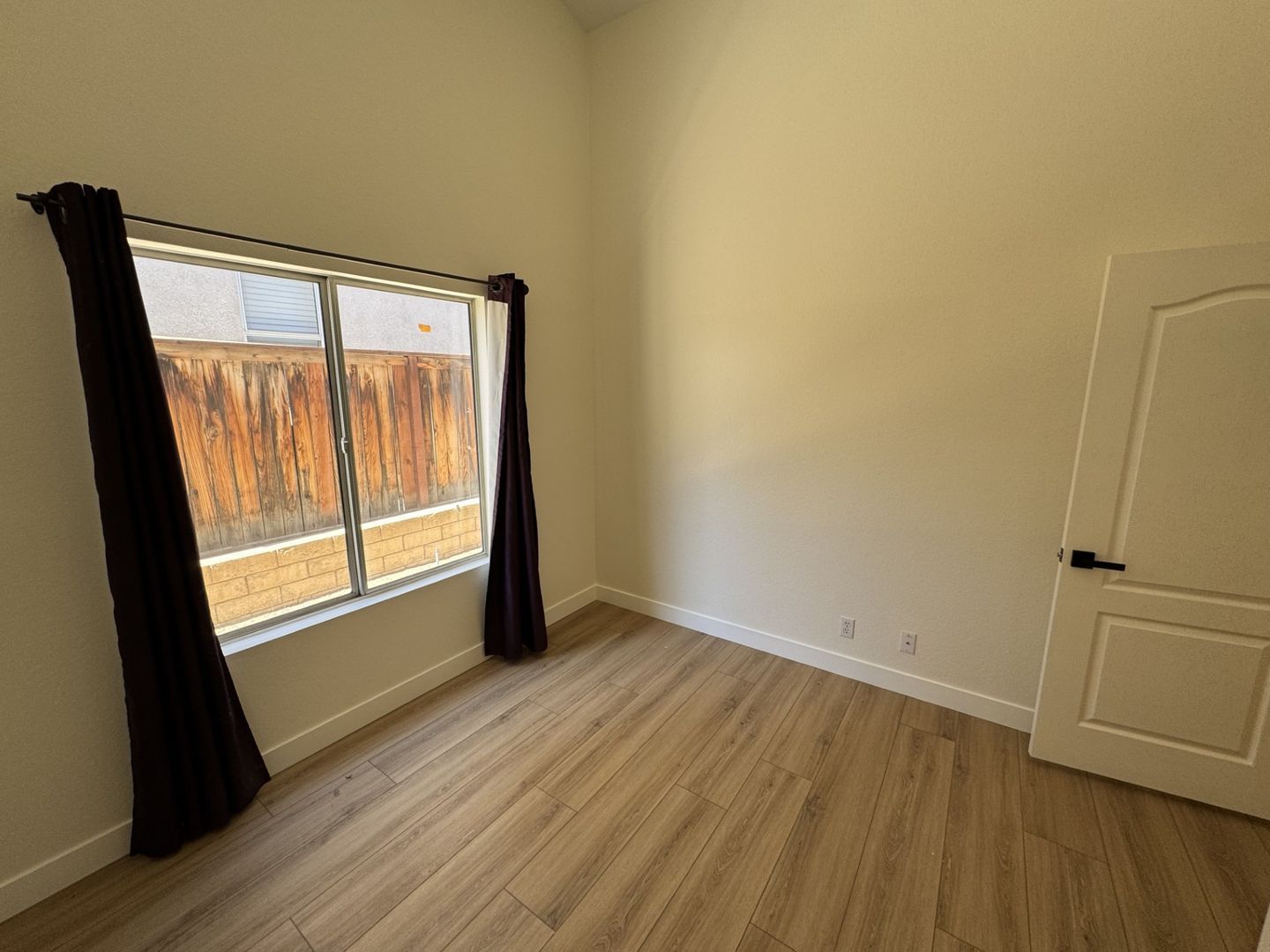 3 bed 2 bath Single story house in South Corona for lease property image