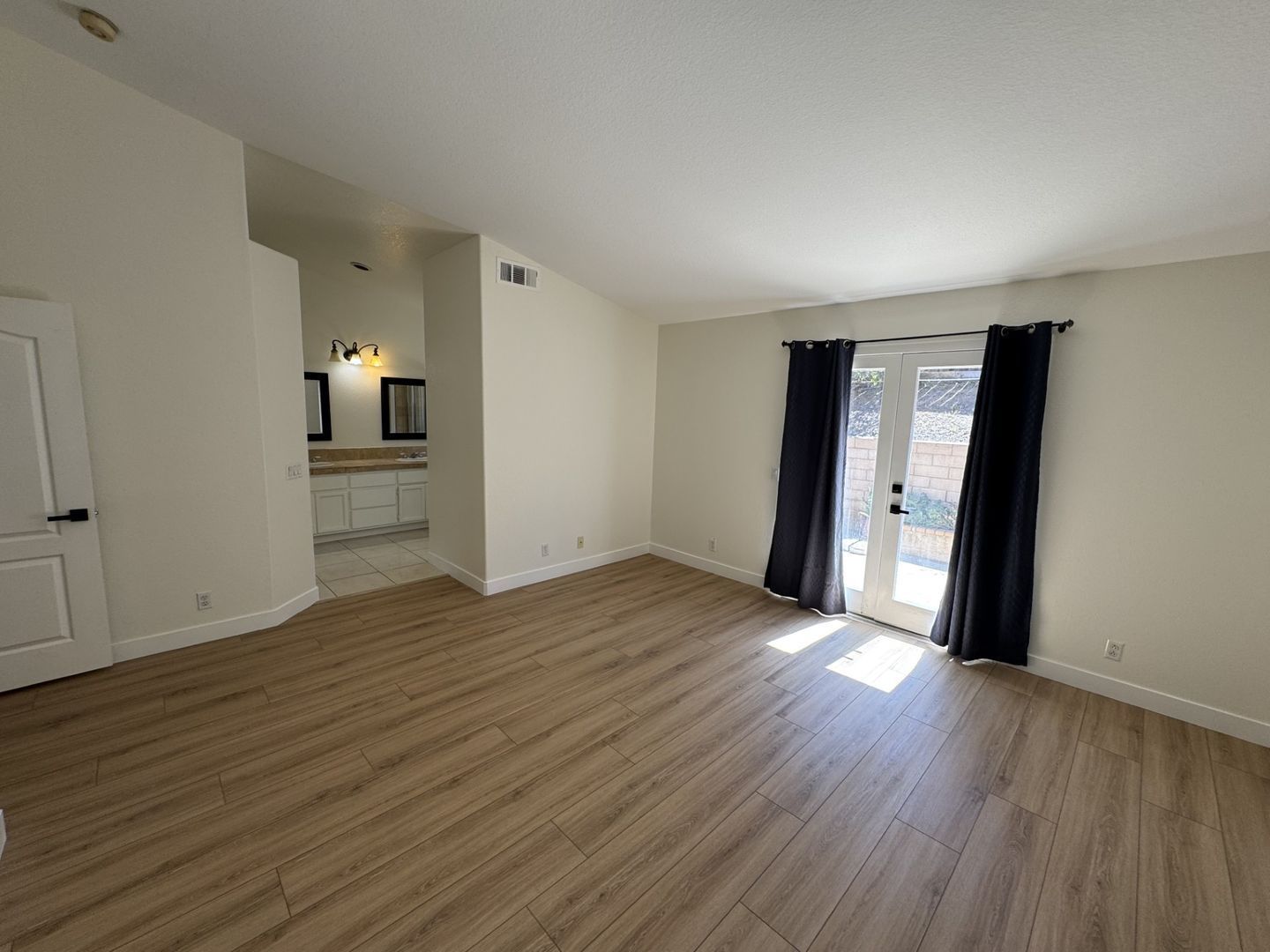 3 bed 2 bath Single story house in South Corona for lease property image