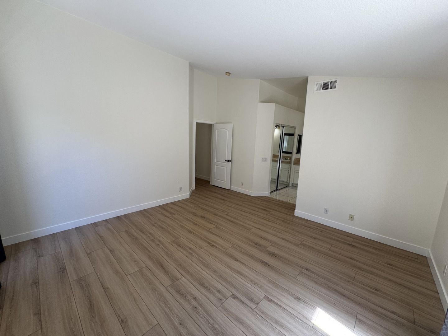 3 bed 2 bath Single story house in South Corona for lease property image