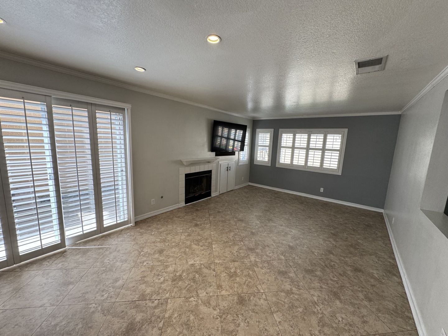 Beautiful 3 bed 2.5 bath Corona home in gated community for lease property image