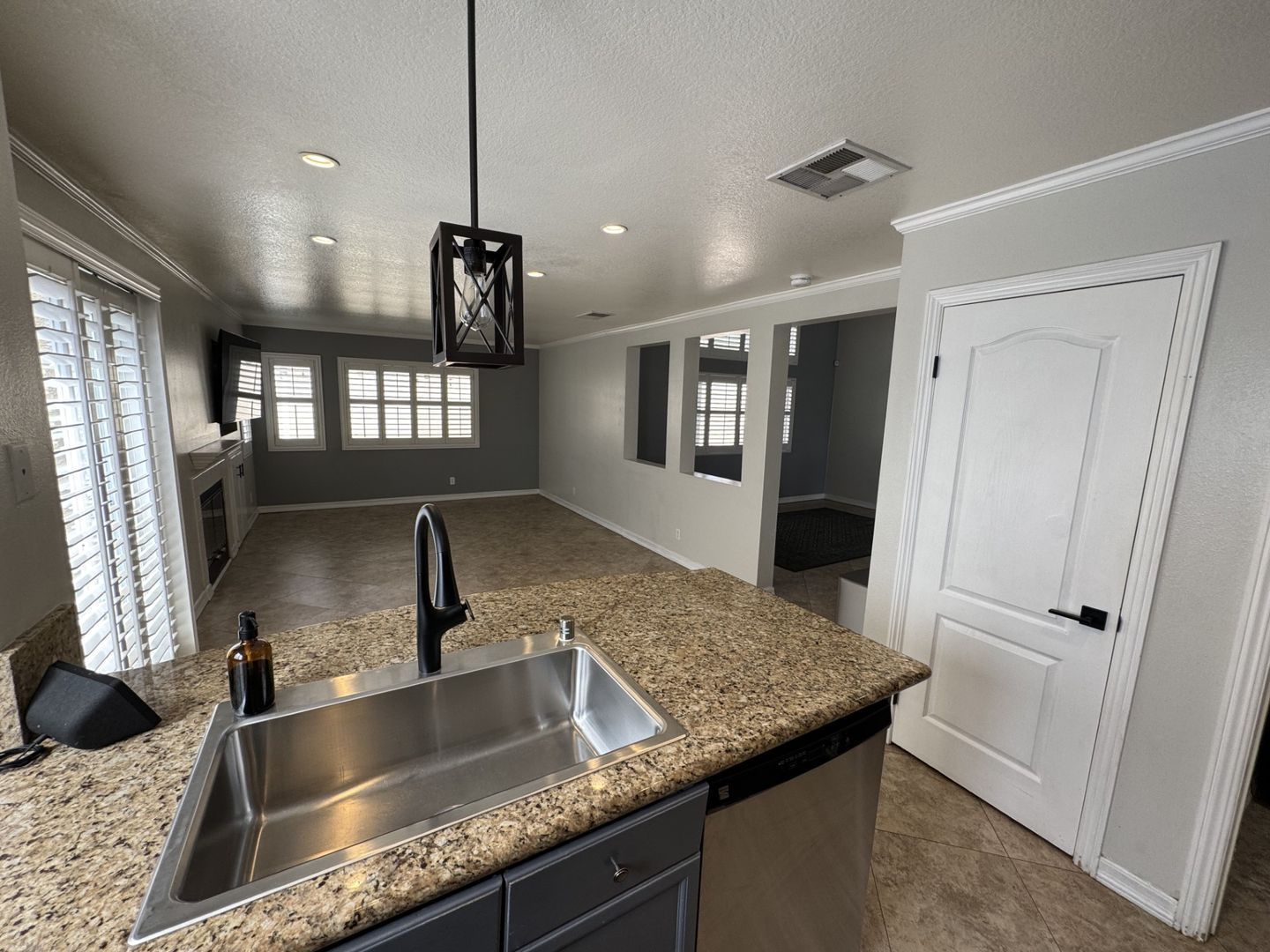 Beautiful 3 bed 2.5 bath Corona home in gated community for lease property image