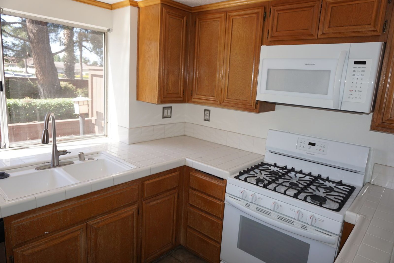 3 bed 2.5 bath Corona home with 2 car garage for Lease property image