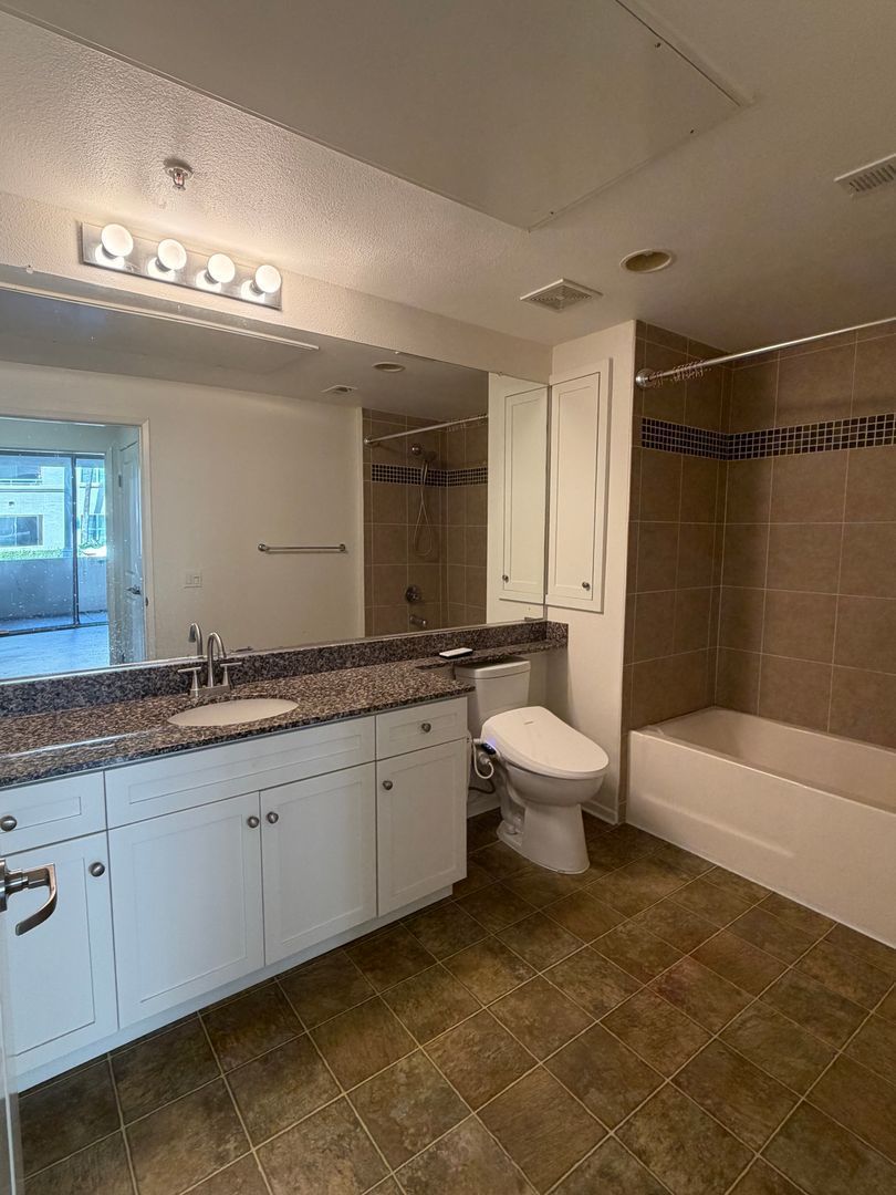 2 bed 2 bath Condo - great location property image
