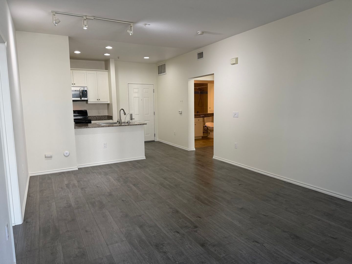 2 bed 2 bath Condo - great location property image