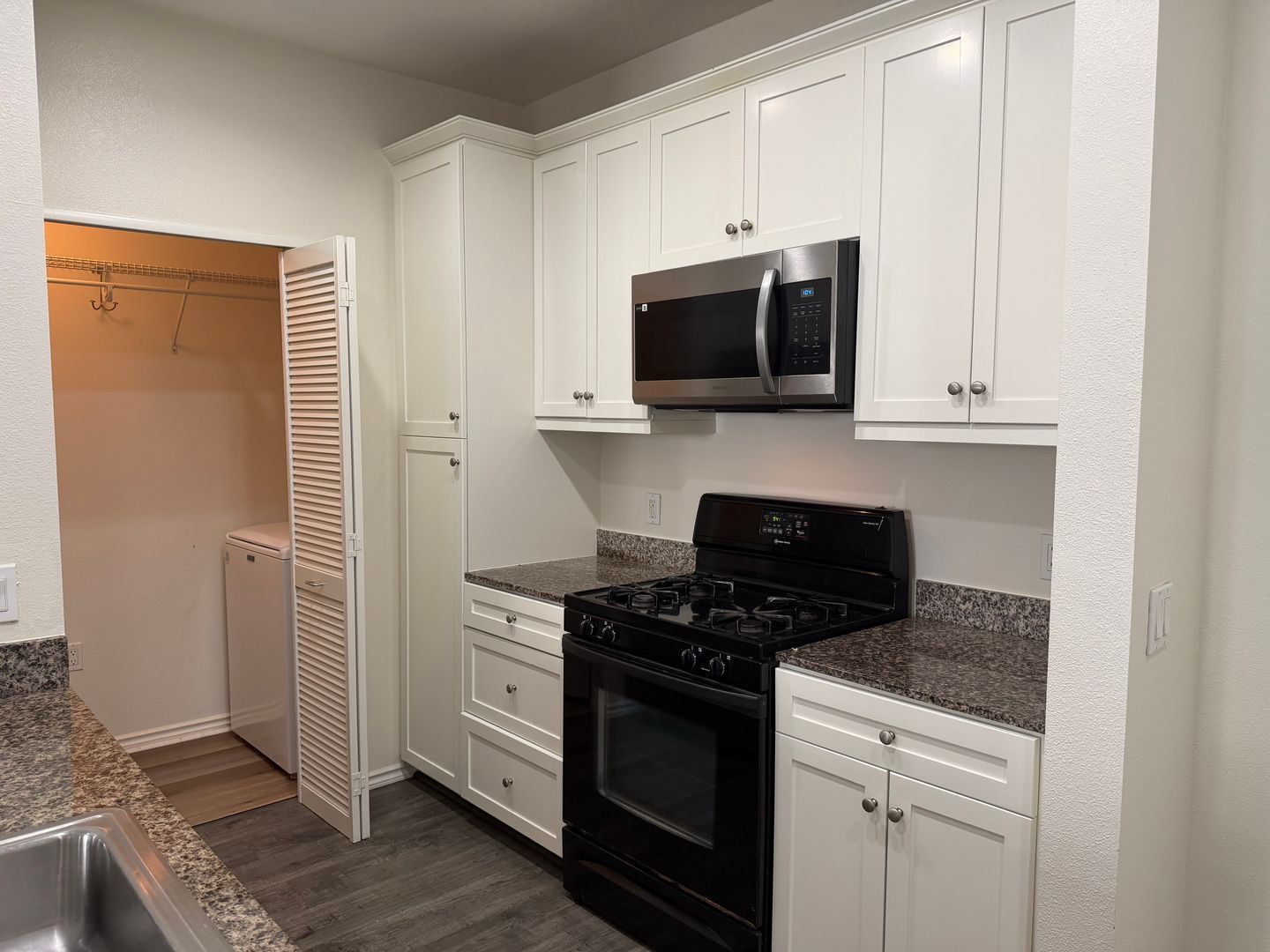 2 bed 2 bath Condo - great location property image