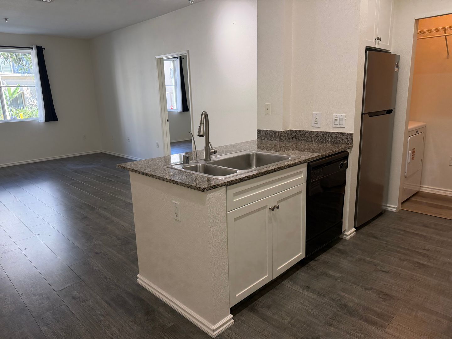 2 bed 2 bath Condo - great location property image
