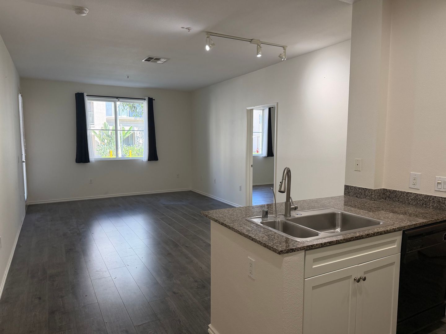 2 bed 2 bath Condo - great location property image