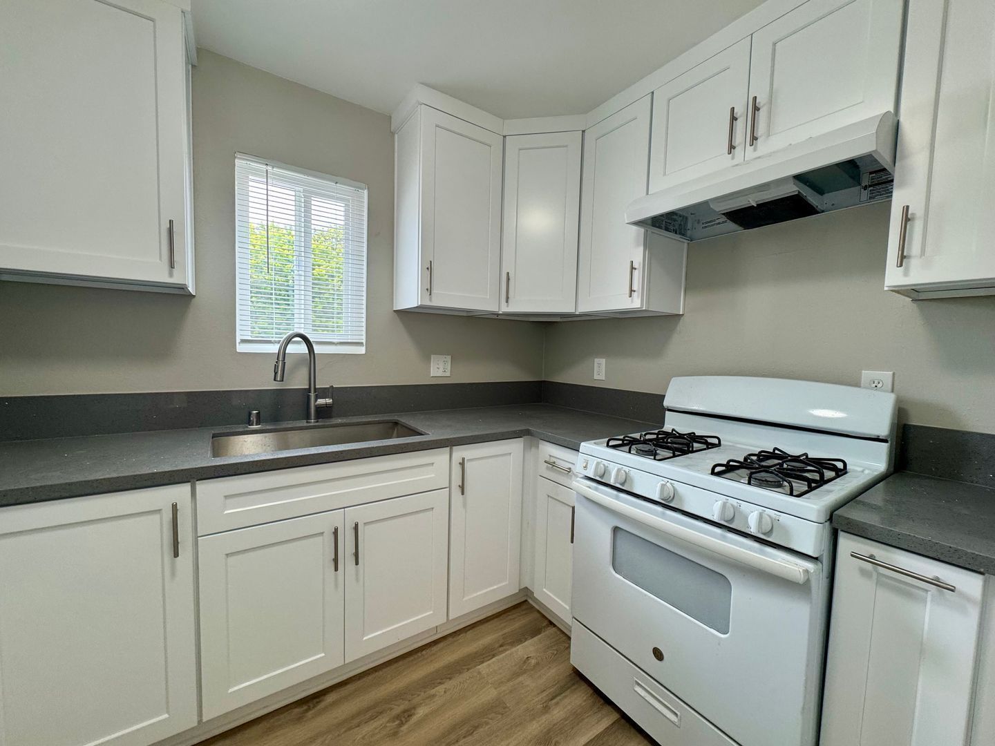2bd / 1 ba available today in Huntington Beach! property image