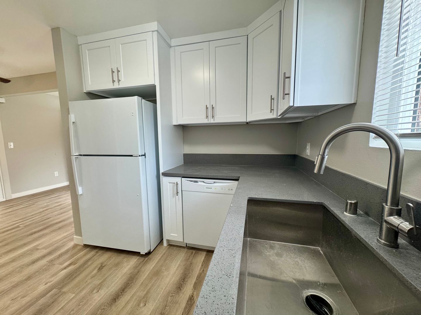 2bd / 1 ba available today in Huntington Beach! property image