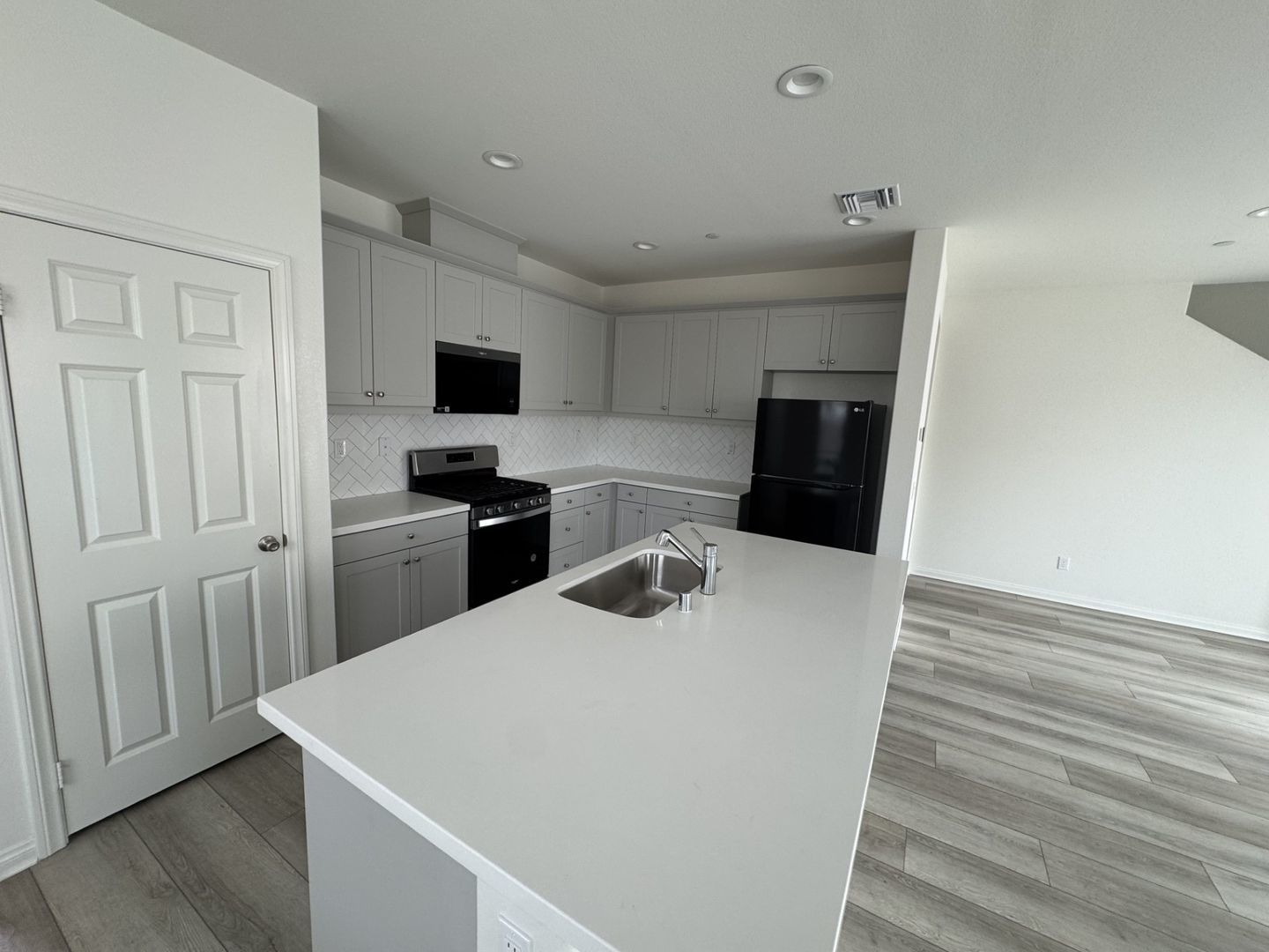 Newer 3 bedroom, 2.5 bath House in Riversides Spring Mountain Ranch for Lease property image