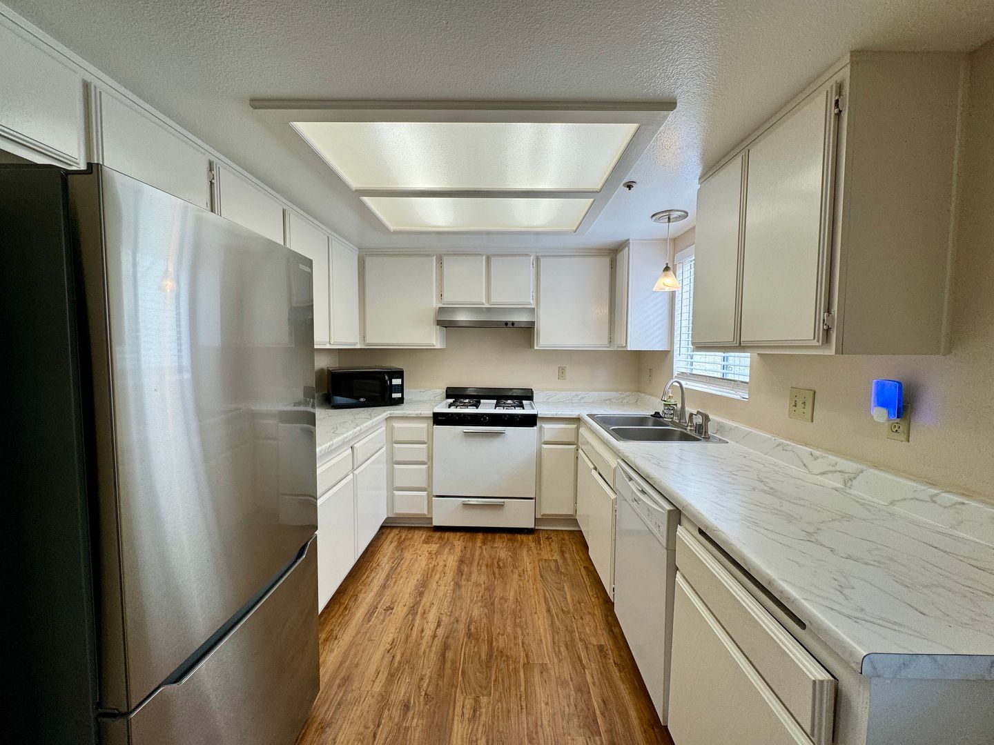 2 Bedroom 1.5 bath Townhouse Style unit for Lease in Los Alamitos property image