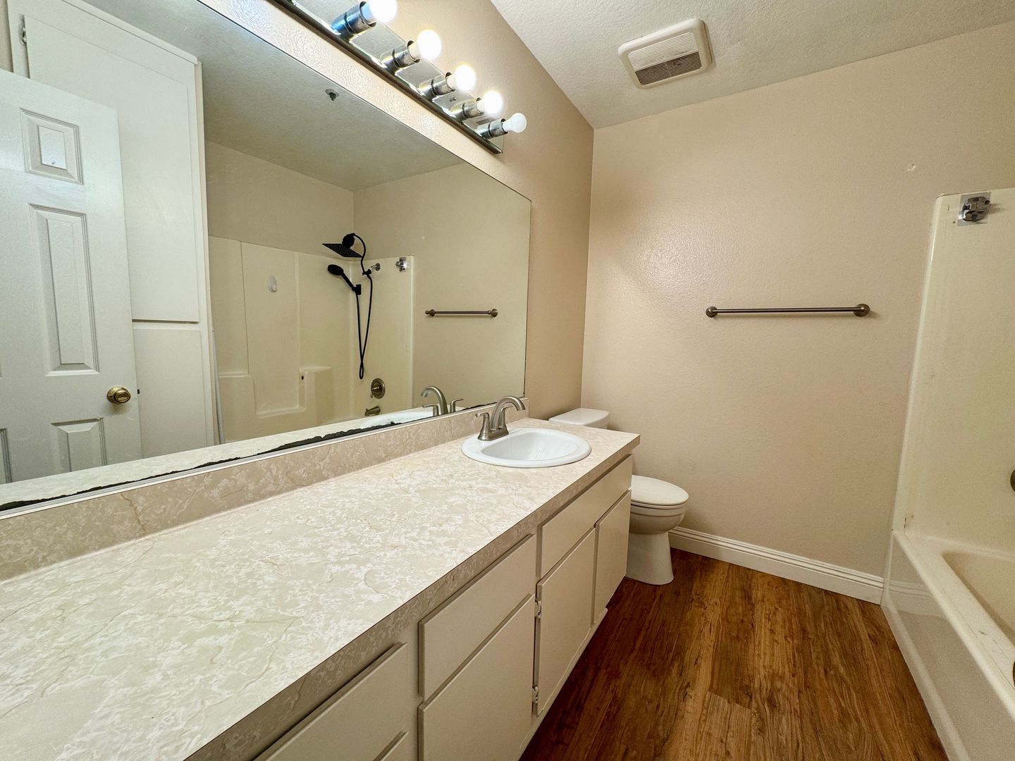 2 Bedroom 1.5 bath Townhouse Style unit for Lease in Los Alamitos property image