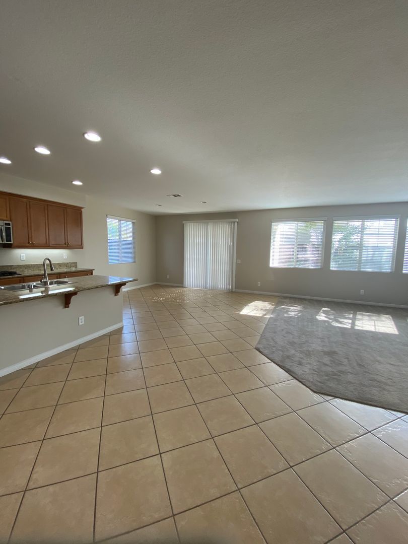 Beautiful 5 Bedroom Home in Murrieta Available! property image