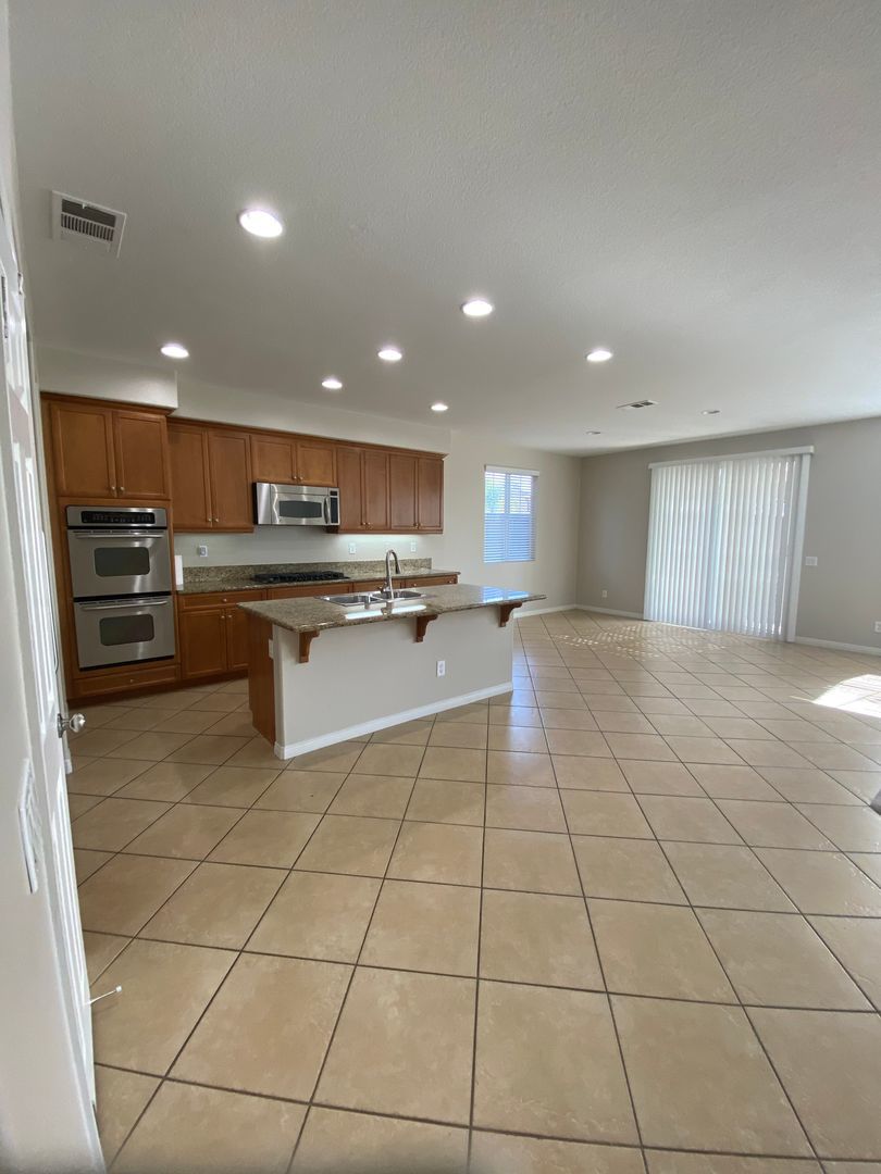 Beautiful 5 Bedroom Home in Murrieta Available! property image