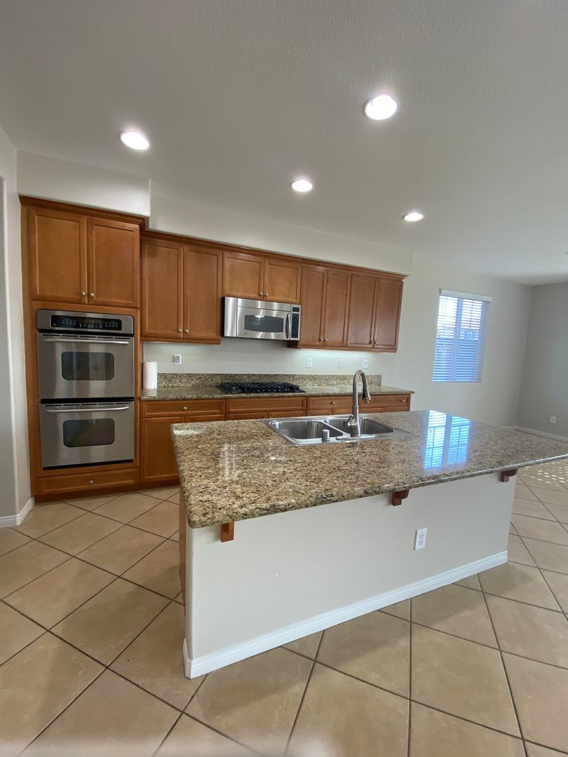 Beautiful 5 Bedroom Home in Murrieta Available! property image