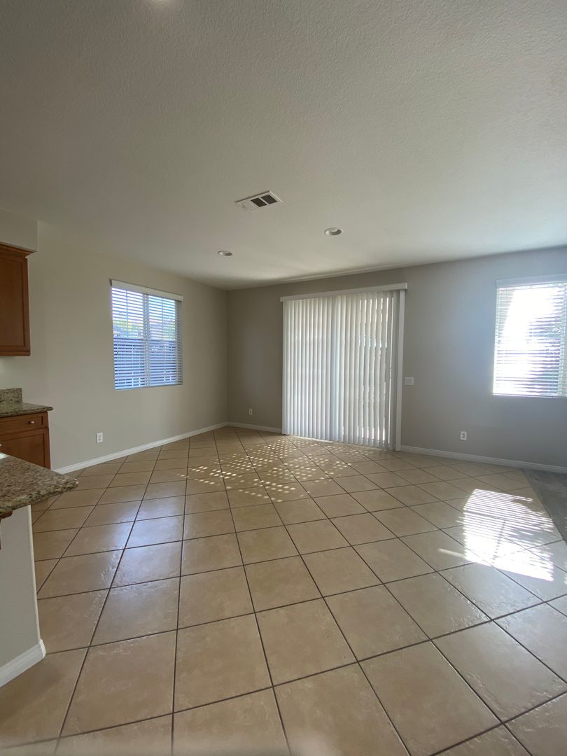 Beautiful 5 Bedroom Home in Murrieta Available! property image