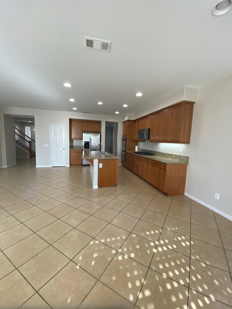 Beautiful 5 Bedroom Home in Murrieta Available! property image