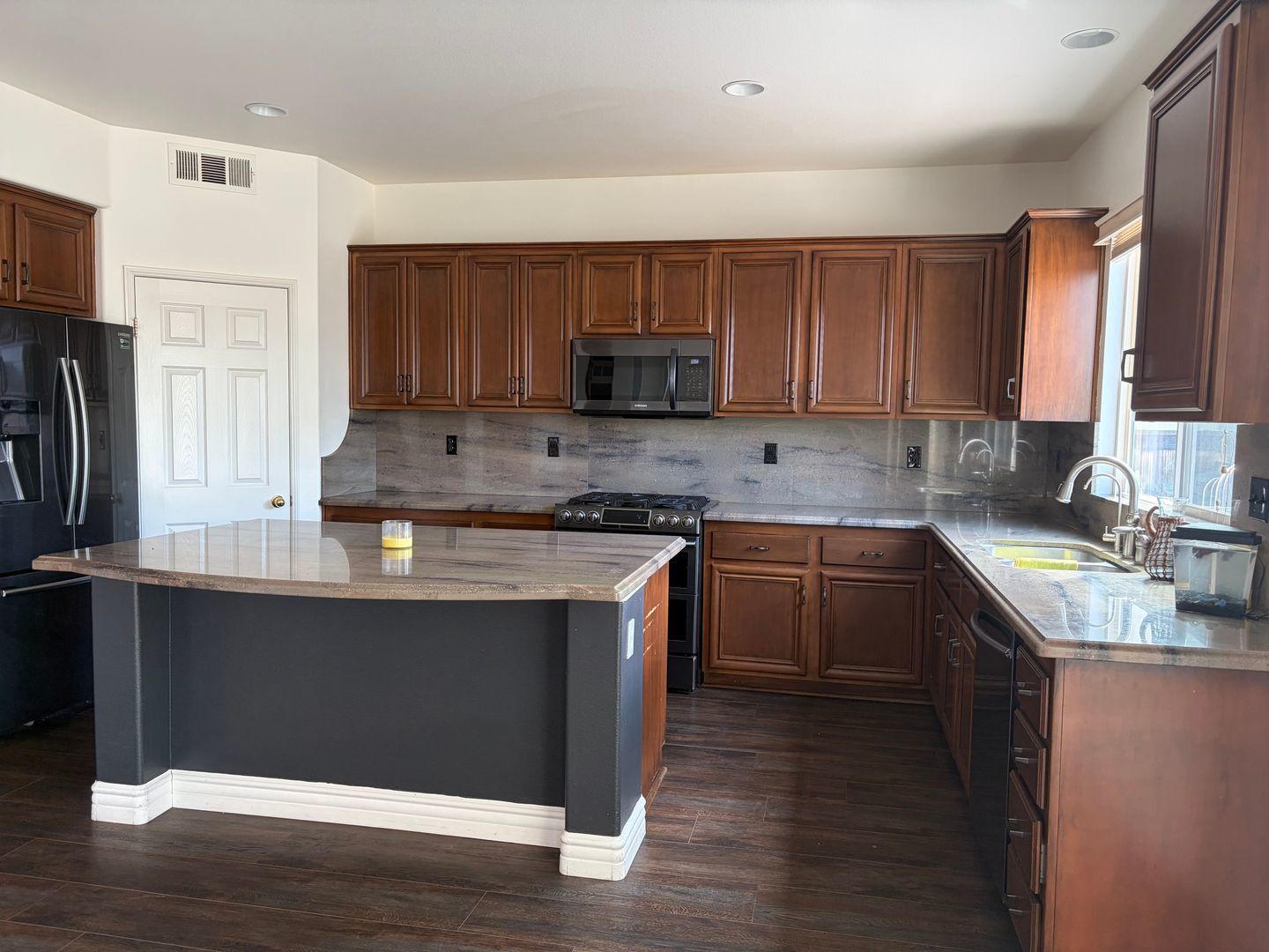 LARGE BEAUTIFUL HOME WITH VIEWS IN MENIFEE!! property image
