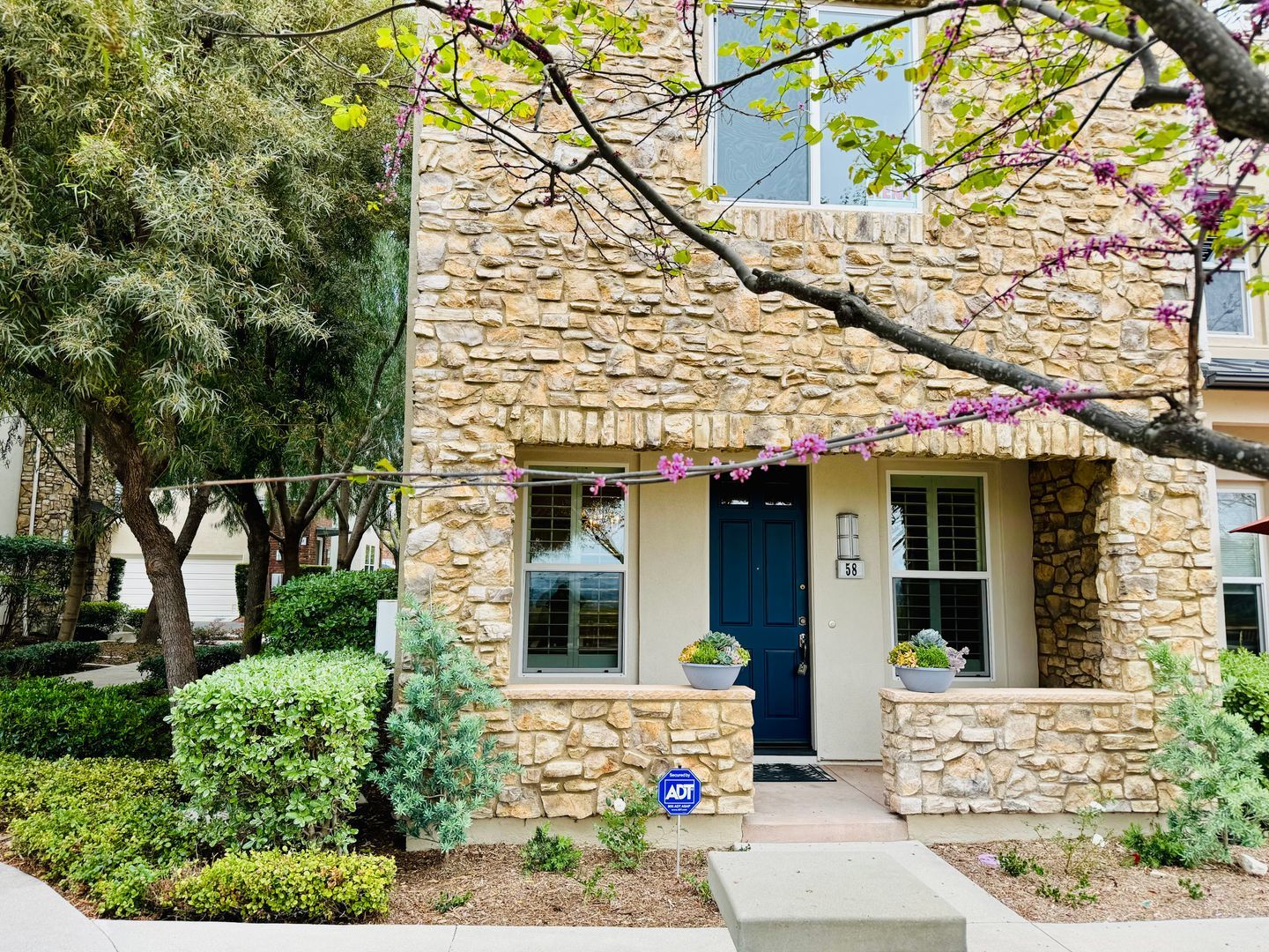 $3995.00 / 1600 sq.ft - 3 bdrm/2.5 bth Vantis Twnhse w/ panoramic view property image