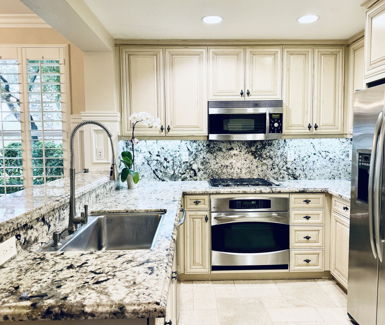 $3995.00 / 1600 sq.ft - 3 bdrm/2.5 bth Vantis Twnhse w/ panoramic view property image