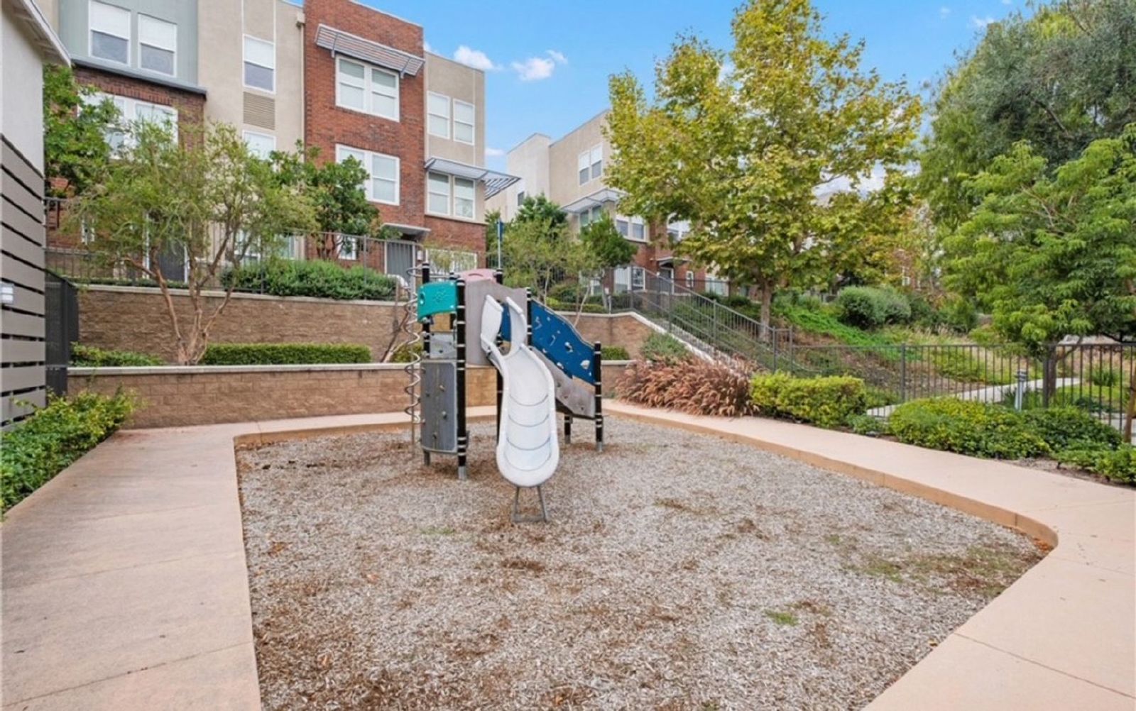 $3995.00 / 1600 sq.ft - 3 bdrm/2.5 bth Vantis Twnhse w/ panoramic view property image