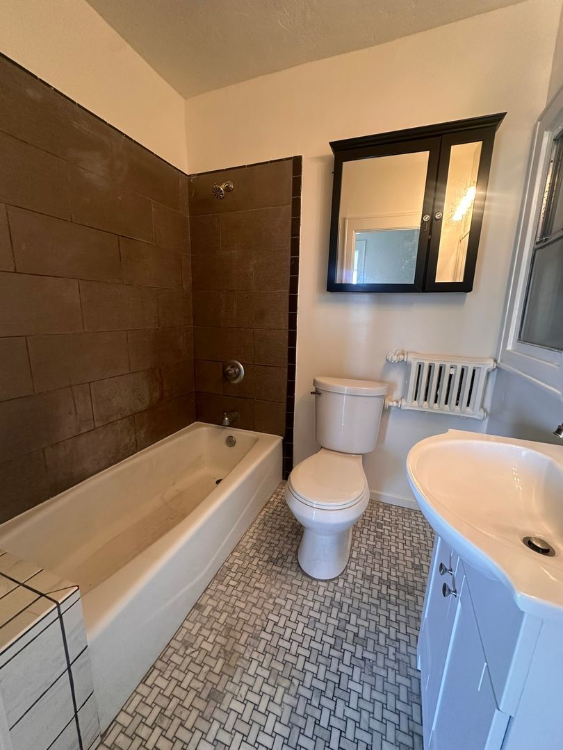 Bright & Spacious 1 Bed / 1 Bath in the Heart of Downtown Long Beach property image