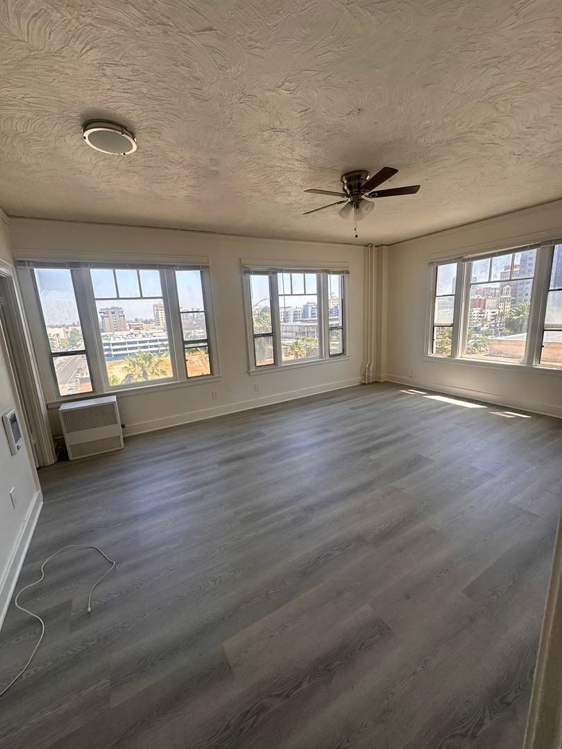 Bright & Spacious 1 Bed / 1 Bath in the Heart of Downtown Long Beach property image