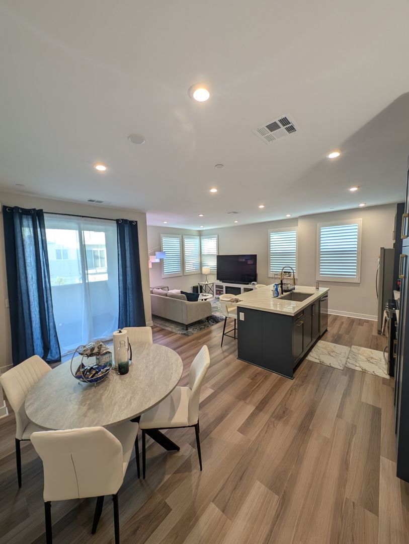 GORGEOUS 3 bedroom 2.5 bath condo in Gated Community property image