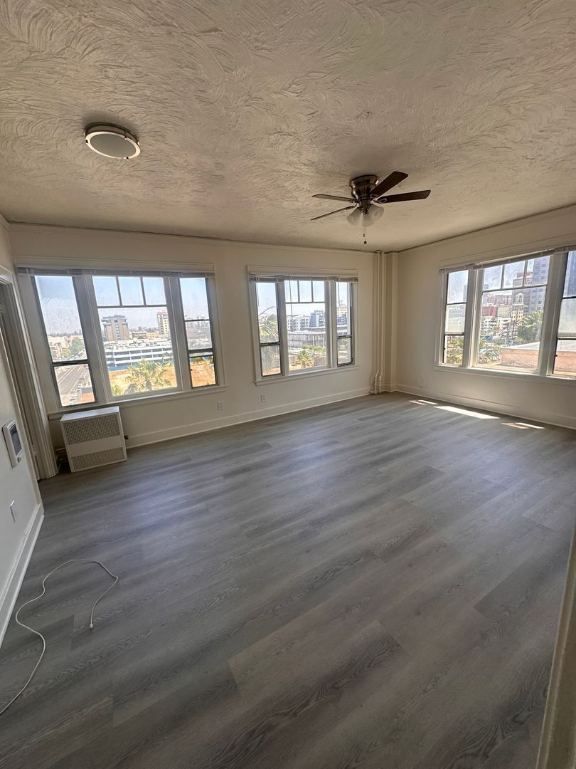 Bright & Spacious 1 Bed / 1 Bath in the Heart of Downtown Long Beach property image