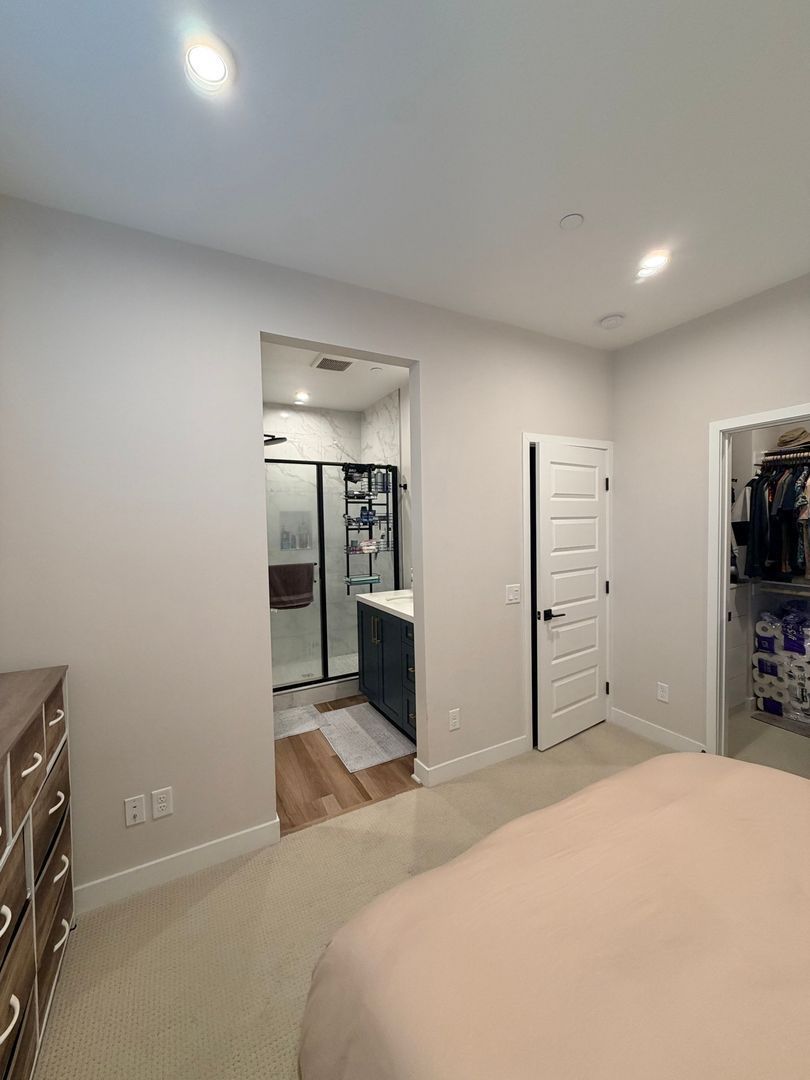 GORGEOUS 3 bedroom 2.5 bath condo in Gated Community property image