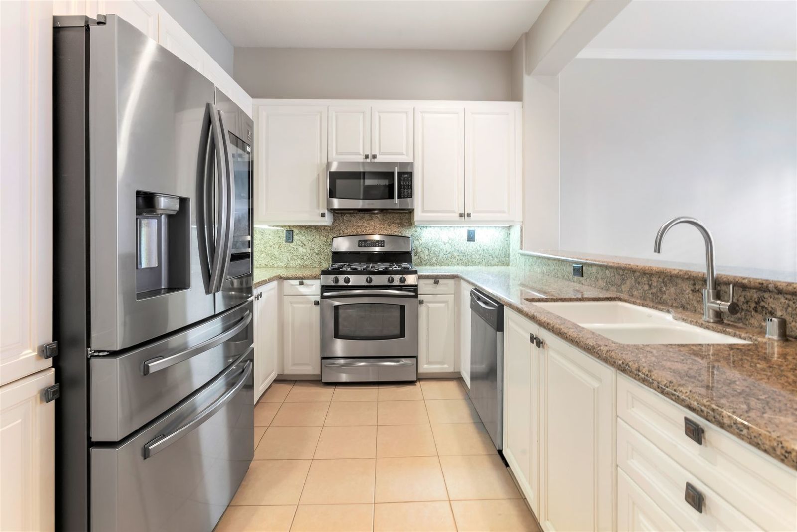 A fantastic 2 bed / 2.5 bed in Irvine for rent! property image
