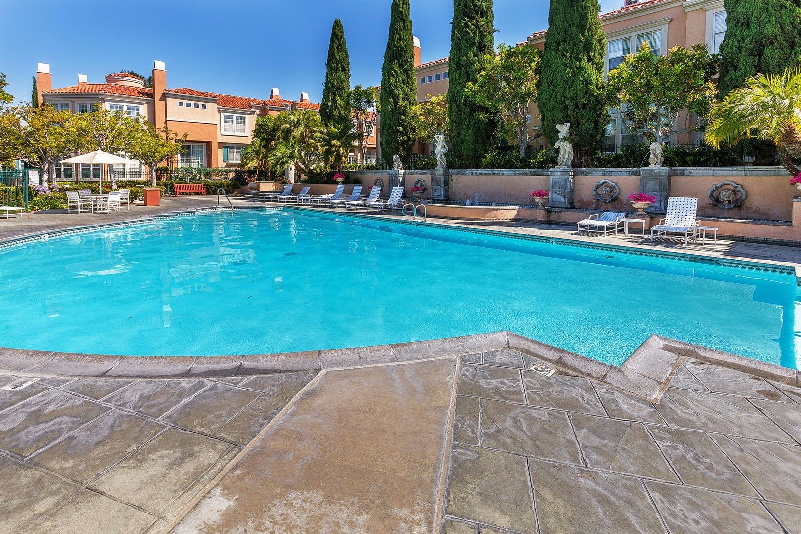 A fantastic 2 bed / 2.5 bed in Irvine for rent! property image