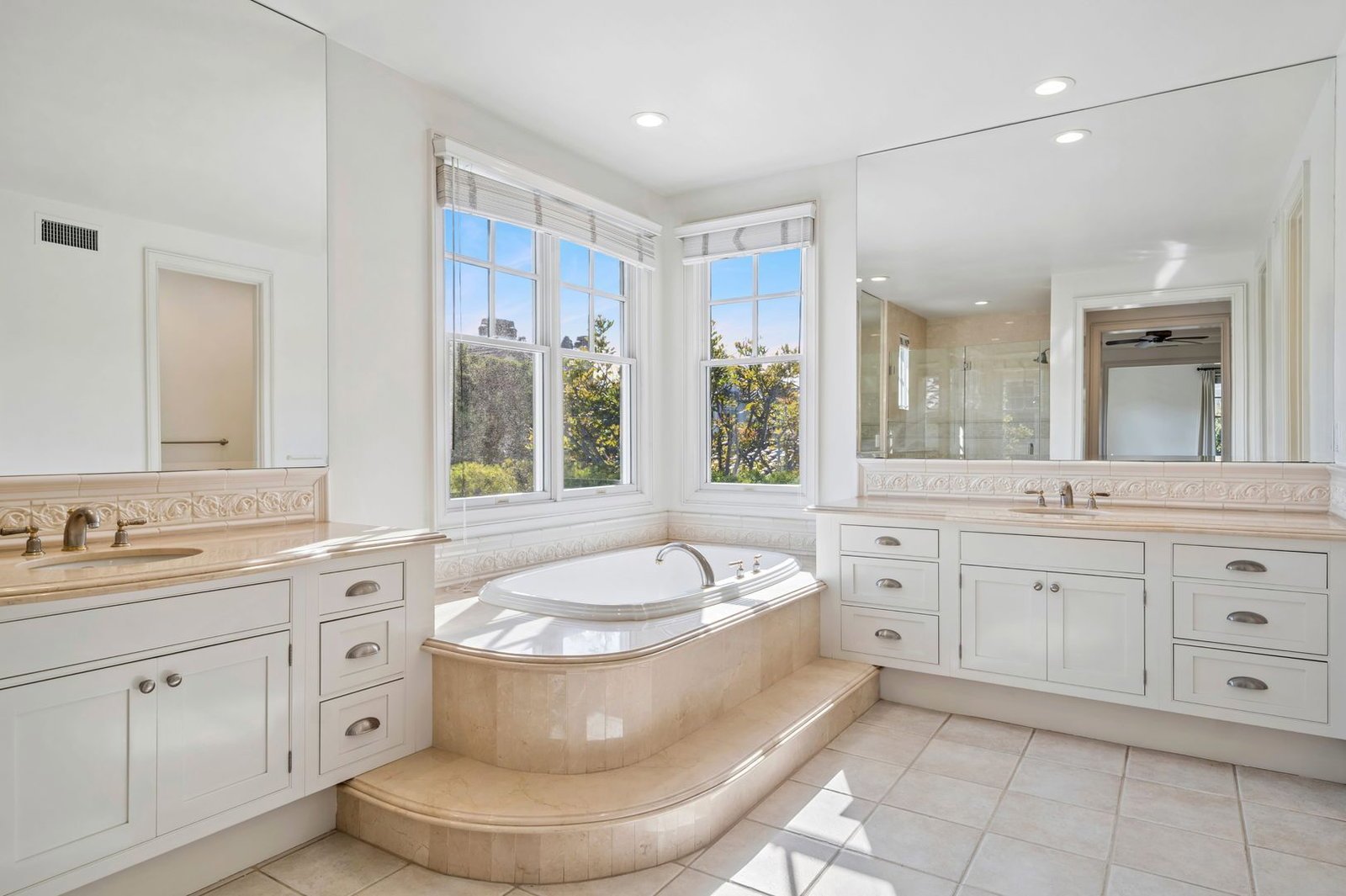 Luxury Living in One Ford Road – 5 Bedroom Stonybrook Residence property image