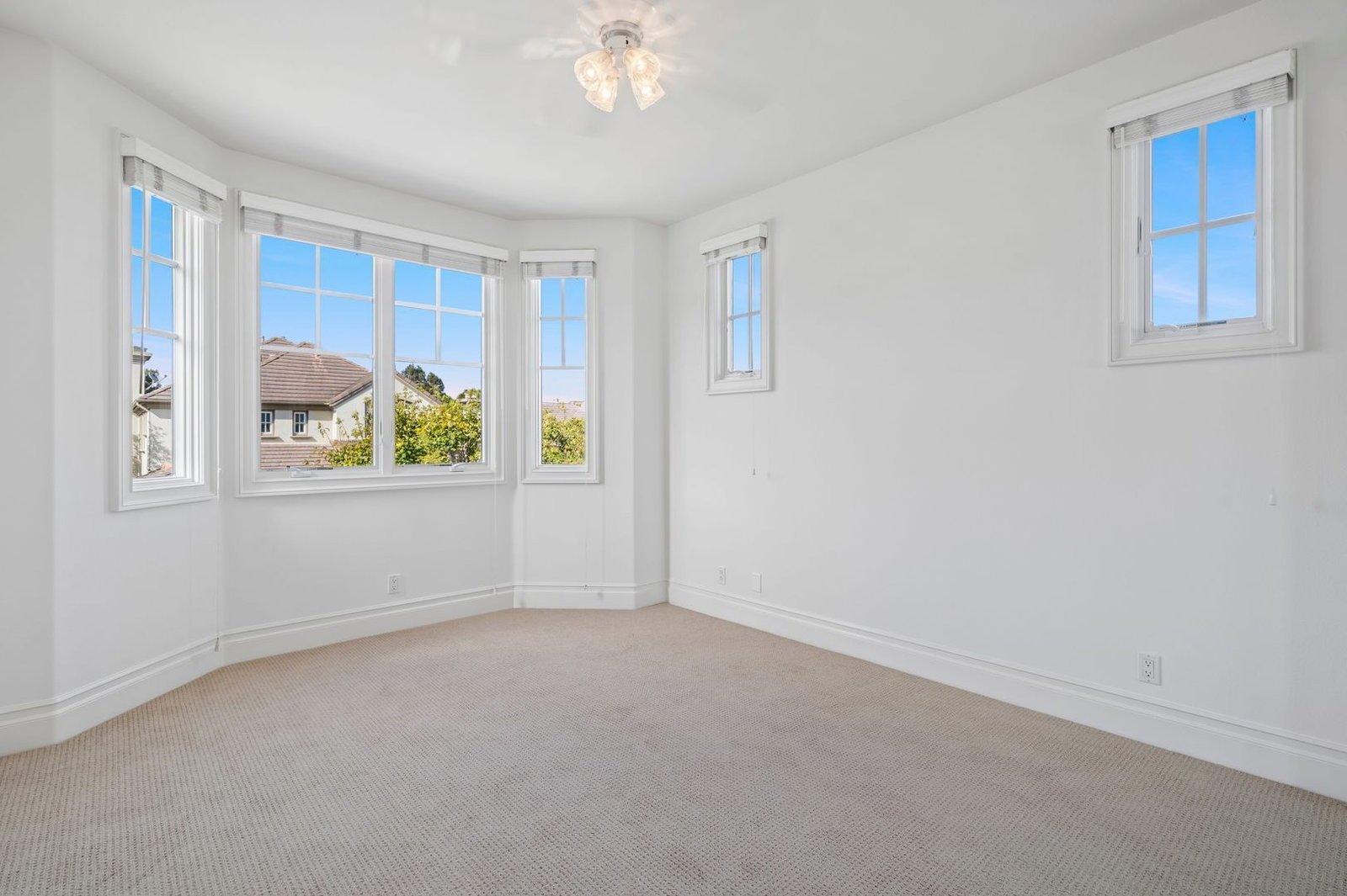 Luxury Living in One Ford Road – 5 Bedroom Stonybrook Residence property image