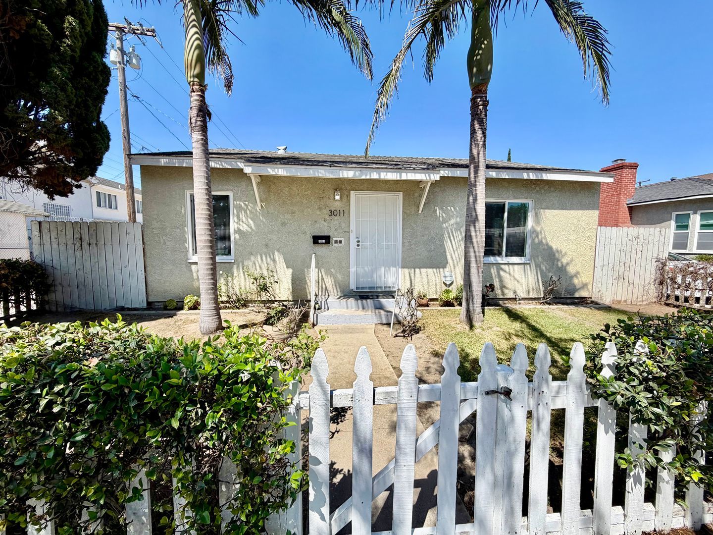 2 Bedroom house w/ Yard and 2 car garage in Long Beach property image