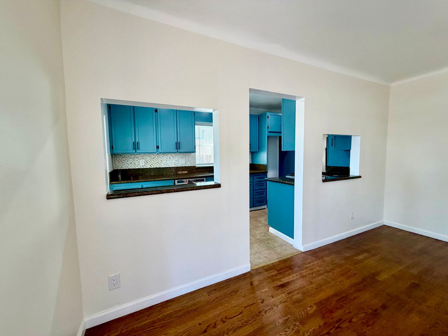 2 Bedroom house w/ Yard and 2 car garage in Long Beach property image