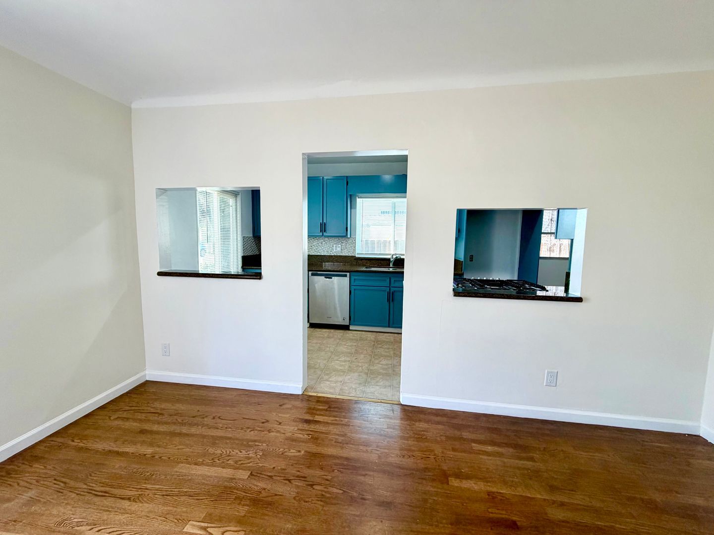 2 Bedroom house w/ Yard and 2 car garage in Long Beach property image