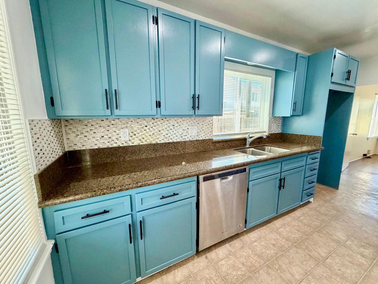 2 Bedroom house w/ Yard and 2 car garage in Long Beach property image