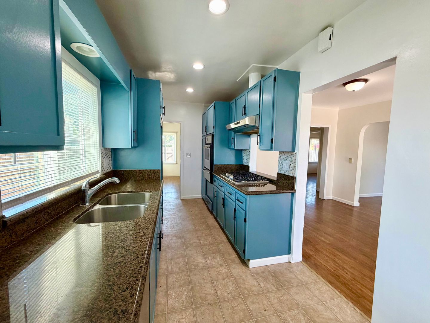 2 Bedroom house w/ Yard and 2 car garage in Long Beach property image