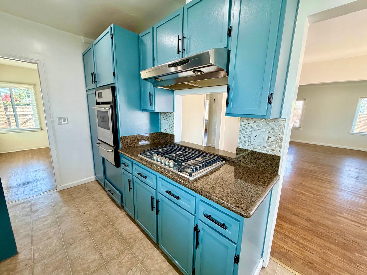 2 Bedroom house w/ Yard and 2 car garage in Long Beach property image