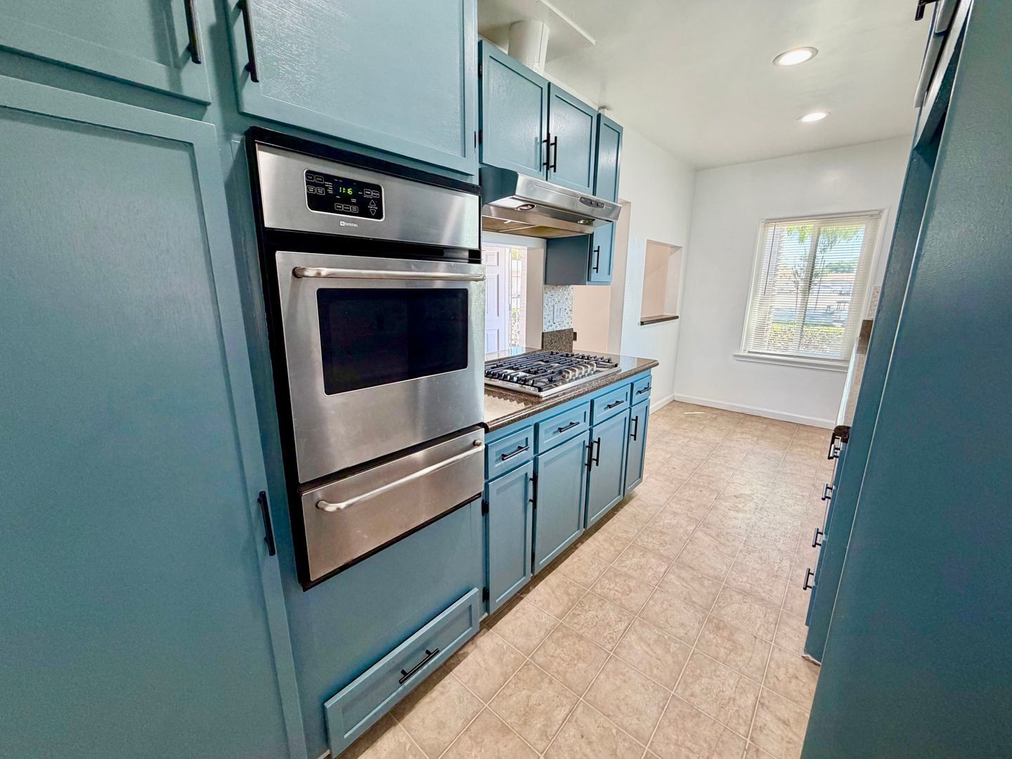 2 Bedroom house w/ Yard and 2 car garage in Long Beach property image