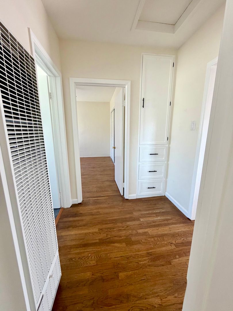 2 Bedroom house w/ Yard and 2 car garage in Long Beach property image