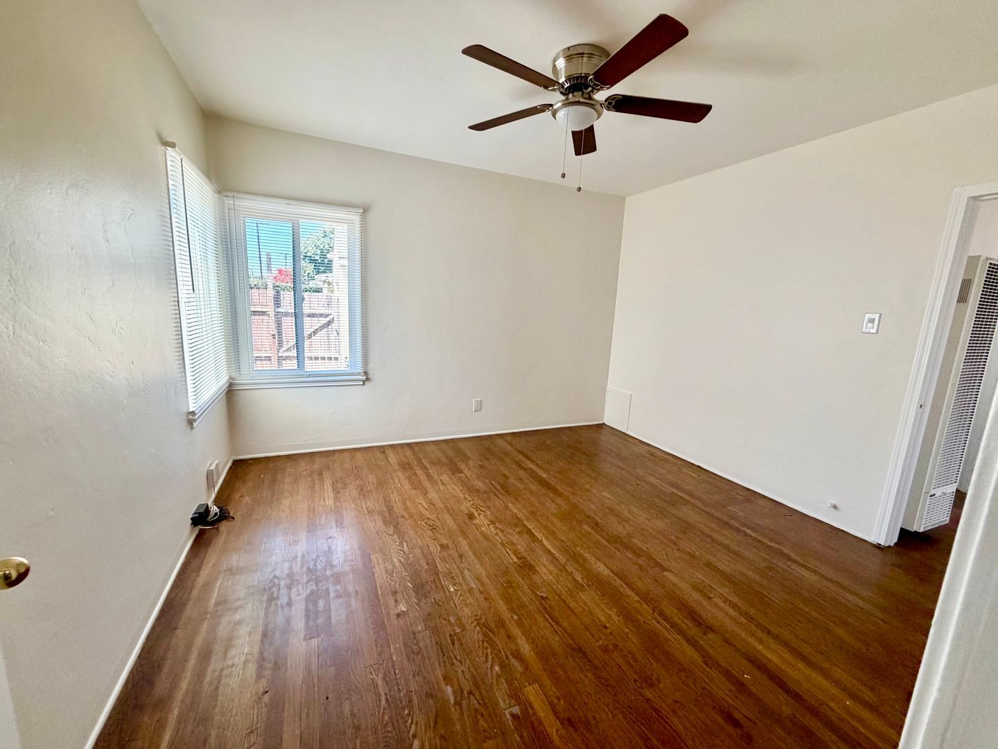 2 Bedroom house w/ Yard and 2 car garage in Long Beach property image
