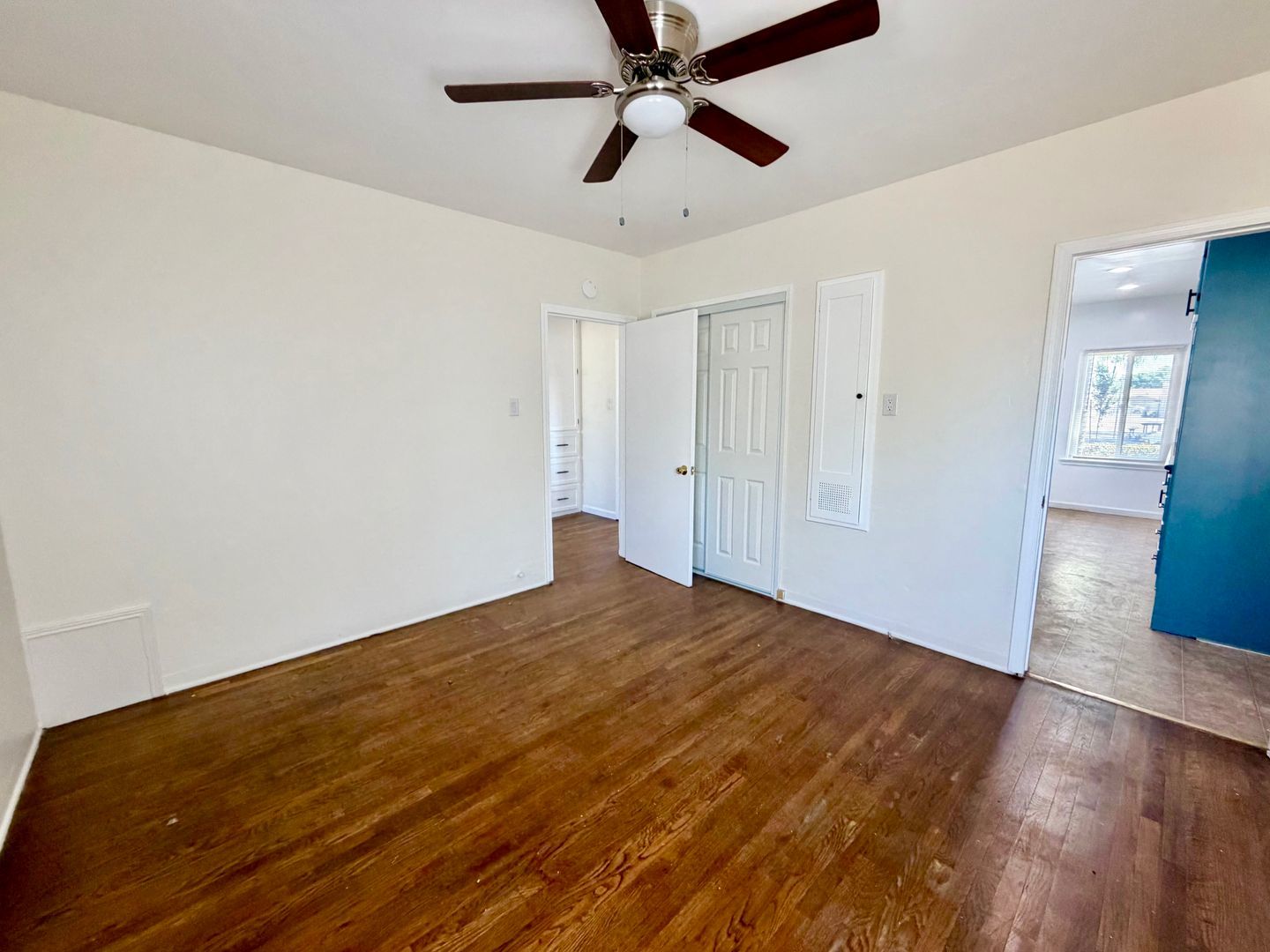 2 Bedroom house w/ Yard and 2 car garage in Long Beach property image