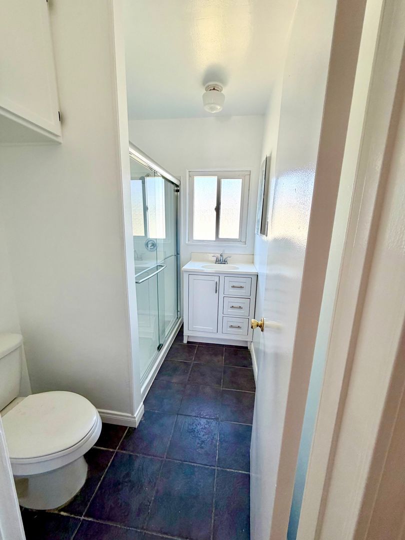 2 Bedroom house w/ Yard and 2 car garage in Long Beach property image