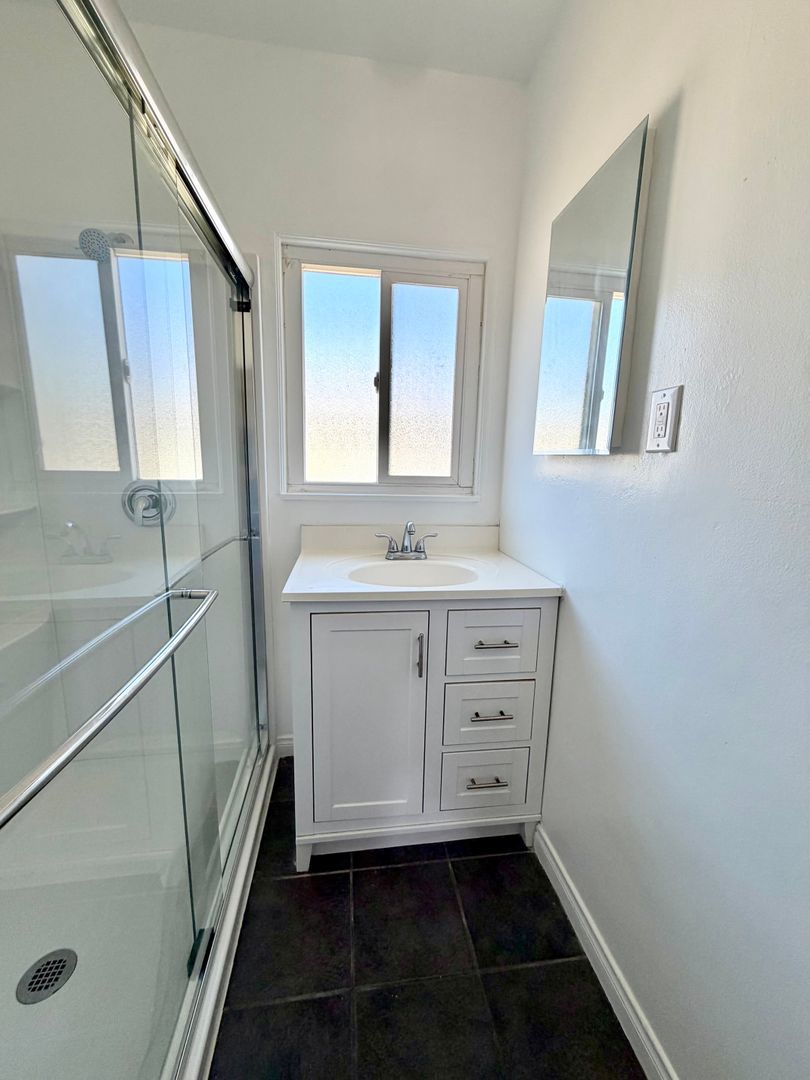2 Bedroom house w/ Yard and 2 car garage in Long Beach property image