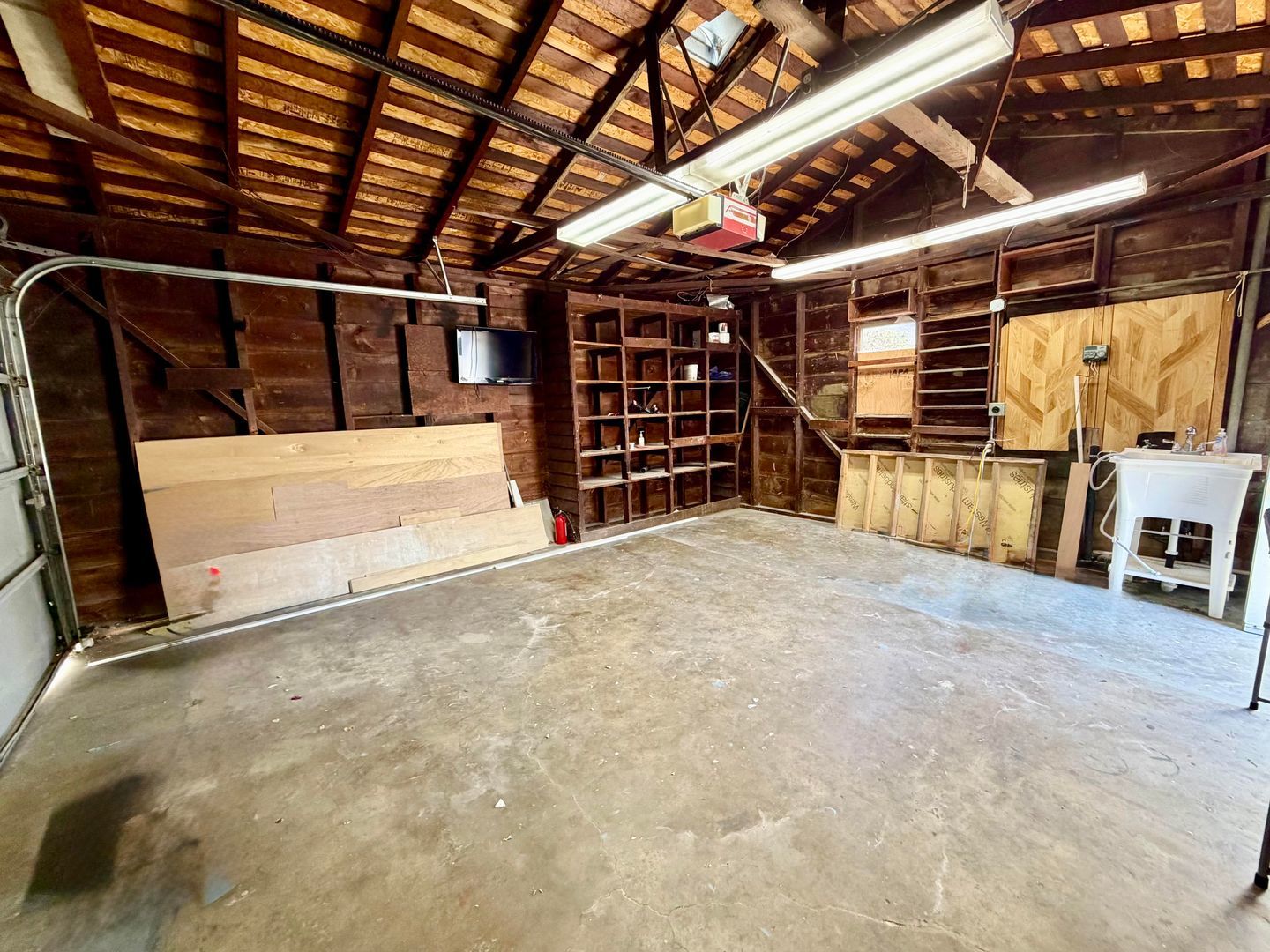 2 Bedroom house w/ Yard and 2 car garage in Long Beach property image